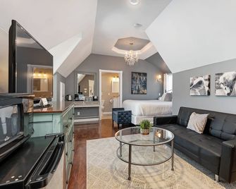 New Haven Inn - Solvang - Living room