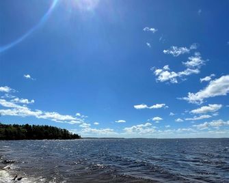 Peaceful Waterfront Cottage on Crooked River near Portland and Sebago Lake, Maine - Casco - Playa