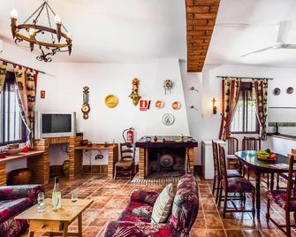 3 bedroom amazing home in Rute - Rute - Obývací pokoj