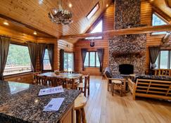 Luxury Family Cabin In A Forest With A Private Pond - Necedah - Restaurant