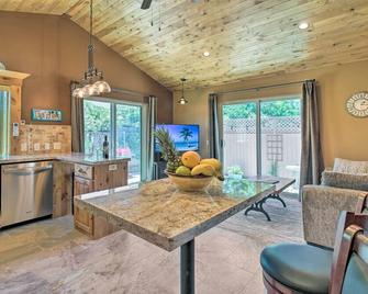 'Twin Palms' Romantic Retreat: Yard + Grill! - Simi Valley - Living room