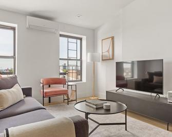 Serene Carroll Gardens 3BR w/ W/D, near Carroll Park, by Blueground - Brooklyn - Living room