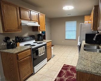 1109 S. Boston Pl 3 bedroom, 2 bath house - Russellville - Kuchyň