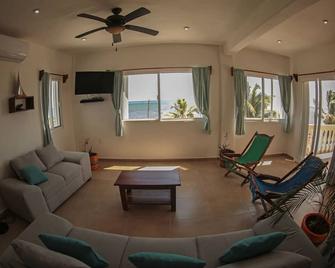 Mahi Mahi, Beachfront Apartment (6 guests), Level 3 - Xcalak - Sala de estar