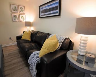 Specious Executive Apartment Minutes from Barrie Waterfront parks - Barrie - Living room