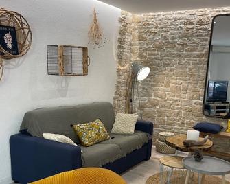 Charming apartment in residence with pool 3 bedrooms, terrace - Calvi - Living room