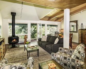 It's Snowing! Charming 2BR/1Bth on the River-Close to Aspen/Snowmass - Snowmass - Living room