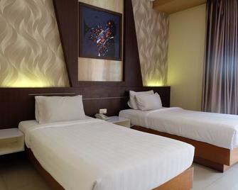 Votel Kartika Abadi Hotel Madiun - Madiun - Bedroom