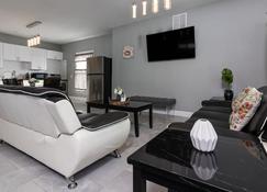 The Prospect Point Penthouse- Yard & Parking, Minutes From Falls & Casino by Niagara Hospitality - Niagarafälle - Wohnzimmer