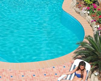 Iris Hotel - פוריו - בריכה