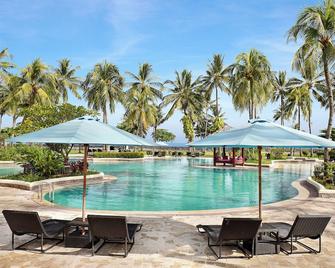 مانادو تاتيلي ريزورت آند كونفينشن - مانادو - حوض السباحة