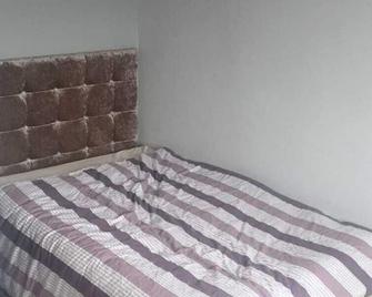3 Bed house - Cannock - Habitación