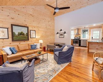 Mtn. Rest Cottage Laurel Suite - Mountain Rest - Living room