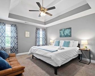 Mins to Downtown & Ft Campbell - Lux at Lancelot - Clarksville - Bedroom