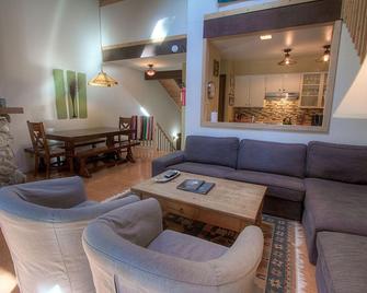 Alpine Getaway home - Tahoe City - Living room