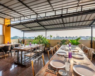 تريبو جرايس إن، 3 مين ووك فروم بروميناد بيتش - بودوتشيري - مطعم