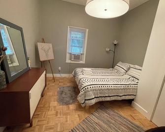 Your cozy home away from home, close to subway and downtown Boston - Boston
