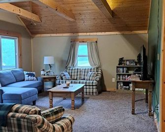 Cabin nestled in the woods for a quiet relaxing getaway with large outdoor deck! - Marshall - Living room