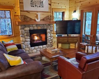 Log Cabin Inn - Cabin 12 on the Mckenzie River - minutes from Tokatee and Loloma - McKenzie Bridge - Living room