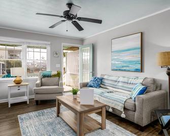 'Starfish' - Canal Condo, 2 Bedrooms / 1.5 Bathrooms - Holden Beach - Living room