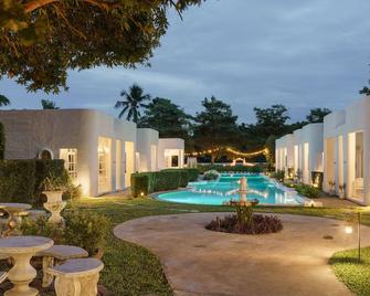 Villa La Flora Kanchanaburi - Kanchanaburi - Piscina