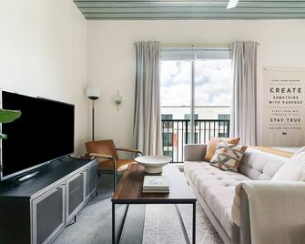 Lodgeur | Stylish & hip studio loft | Midtown - Houston - Pokój dzienny