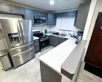 Deer Hill - Charming 3-bedroom house with WiFi and AC overlooking Copperas Cove - Copperas Cove - Кухня