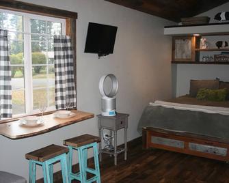 Tiny Red Farmhouse centrally located in Columbia Falls - Columbia Falls - Bedroom