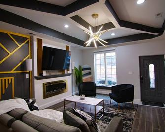 Lux Stay near Patterson Park, John Hopkins, & Stadiums! Family & Pet-Friendly. - Baltimore