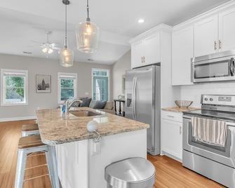 Crystal Coast Charmer - Salter Path - Cocina