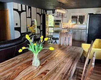 Vibrant Forest Retreat | Game Room, Spa, Fire Pit - Sleeps10 - Spirit Lake - Comedor