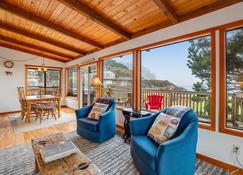 Shoreline Cottage Oceanfront Vacation Rental - Tillamook - Living room