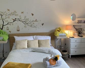 Eastkilbride , A bright 2 bed apartment facing a Park view with balcony . - East Kilbride - Bedroom