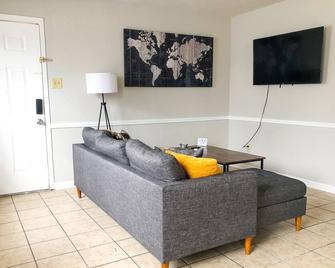 Cozy 1bed/1bath apartment with full kitchen - central location! - Irving - Sala de estar