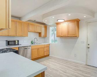 Marvelous 4-bedroom bungalow with WiFi in San Pablo - San Pablo - Kitchen