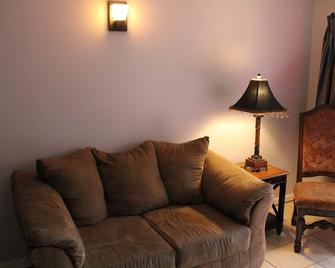 Brydan Suites - Eureka Springs - Living room