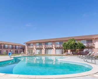 Days Inn by Wyndham Modesto - Modesto - Uima-allas