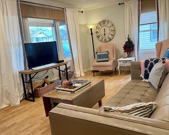 Charming Home ~ Expo-Centre ~ Near City Center ~ Fenced Yard - Topeka - Sala de estar