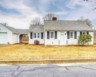 2 Mi to Beach Coastal Retreat in Hyannis! - Hyannis - Building