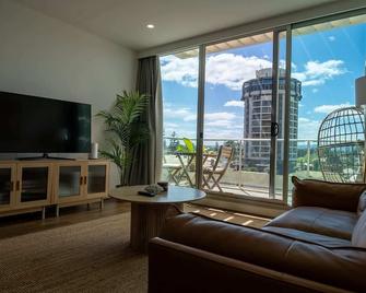 Glenelg Oasis, Pool, Gym, Spa & Sauna, Free Parking, City Views - Glenelg - Living room