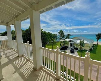 Gorgeous condo in Bimini. Spectacular sunsets from your own private balcony. - Bailey Town - Balcón