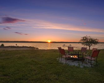 Lake Leelanau Cottage with Stunning Sun Set Views. 10 Miles from TC!!! - Bingham - Patio