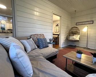 Walk to dinner, shops & coffee! New Mid-Cent in KM - Kings Mountain - Living room
