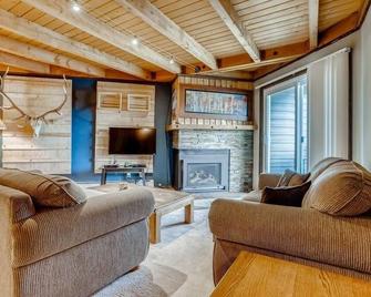 F201 Treehouse condo - Silverthorne - Living room