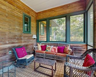 Waquoit Bay Bungalow - East Falmouth - Living room