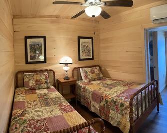 Somewhere in Time Cottage - Cheboygan - Bedroom