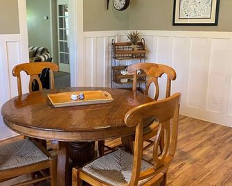 Cozy 3-bedroom farmhouse in Kelseyville Ca. Easy walk to Main St - Kelseyville - Comedor