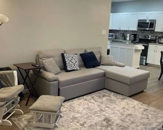 All New Deland Den 4BR, pool, blocks fr Stetson & Downtown - DeLand - Living room