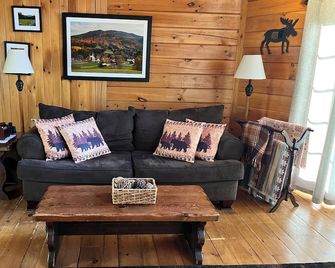 Log Cabin home with Mt Ascutney views and pool table - Brownsville - Sala de estar