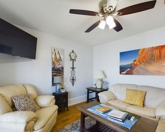 SSVR3-Cute 2nd Floor Apartment in Munising with a Balcony and Grill - Munising - Living room